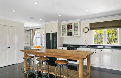 Waipahihi Maison | Norfolk House - touch of luxury, modern, spacious two storey villa, with spa pool, beautiful grounds