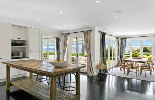 Waipahihi Maison | Norfolk House - touch of luxury, modern, spacious two storey villa, with spa pool, beautiful grounds