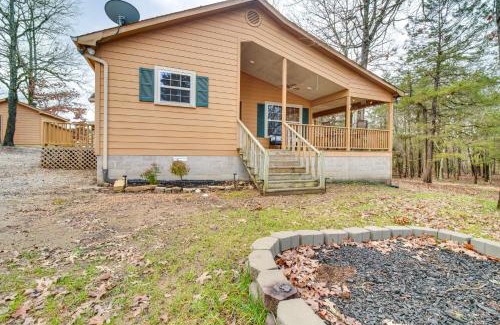 Elizabeth Maison | Norfork Lake Access Cabin with Deck and Water View!