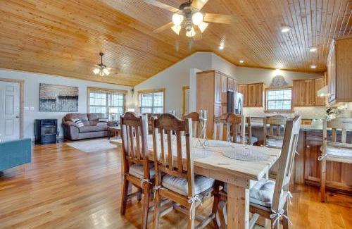 Elizabeth Maison | Norfork Lake Access Cabin with Deck and Water View!
