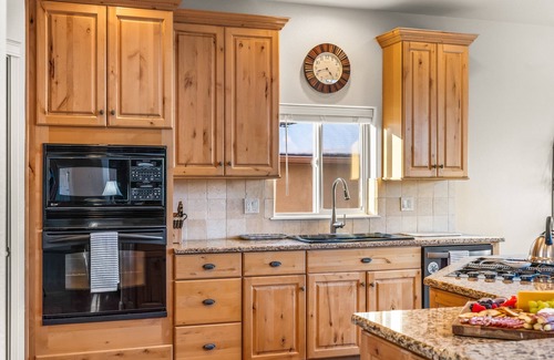 Flying Horse Maison | North Gate Getaway | Pet Friendly | Game Room