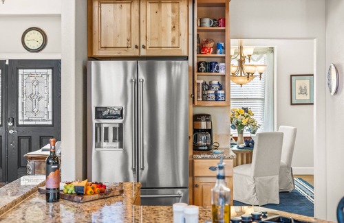 Flying Horse Maison | North Gate Getaway | Pet Friendly | Game Room