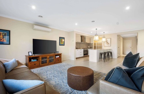 North Geelong Maison | North Geelong Getaway Modern 4-Bedroom Home