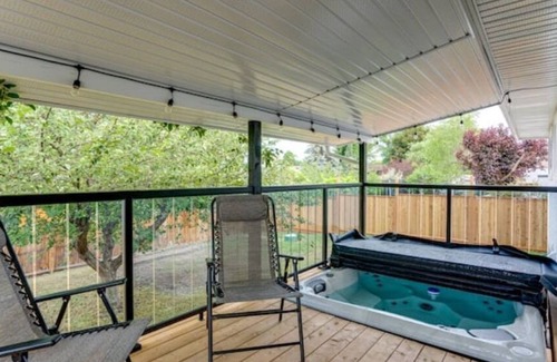 East Hill Maison | North Okanagan Jewel with hot tub