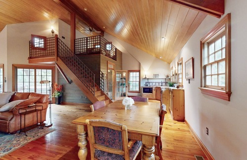 North Potomac Appartement | North Potomac escape with balcony, pool, streaming, full kitchen, W/D, & AC