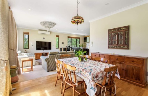 Auckland Maison | Northpark Getaway with patio area