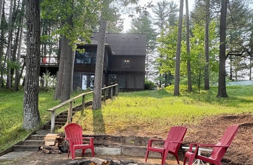 Waupaca Cabine | Northwoods Cabin on private lake. Across the street from Waupaca Chain 'O Lakes.