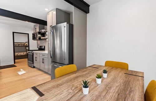Boulder Bay Maison | Nostalgic vibe with modern amenities in midcentury log cabin with hot tub + more