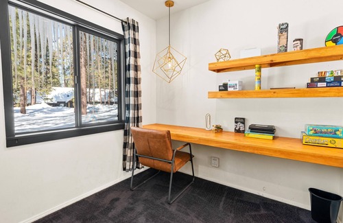 Boulder Bay Maison | Nostalgic vibe with modern amenities in midcentury log cabin with hot tub + more