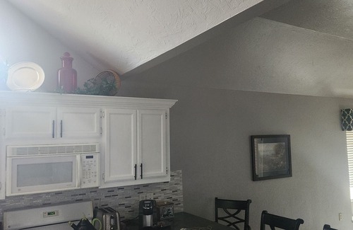 Oklahoma City Maison | Nostalgic Y2K themed rental 🏡 5 bed 🛏 2 full bath 🛁 large seating areas 🛋