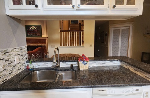 Oklahoma City Maison | Nostalgic Y2K themed rental 🏡 5 bed 🛏 2 full bath 🛁 large seating areas 🛋