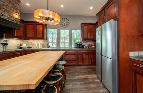 Lindale Maison | Private Pool, Hot Tub, Playground, Firepit, Arcade, Massage Chair, Movie Room!