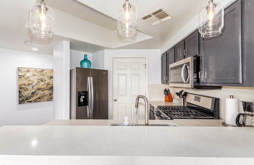 Maryvale Village Copropriété | Rénové - 2 lits King au rez-de-chaussée près de la piscine et du gril à gaz