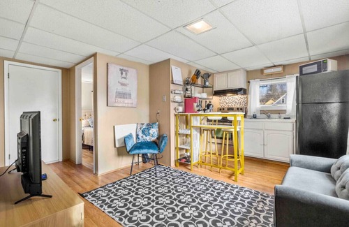 Dover Appartement | Nothing Fancy Older Pet Friendly APT!