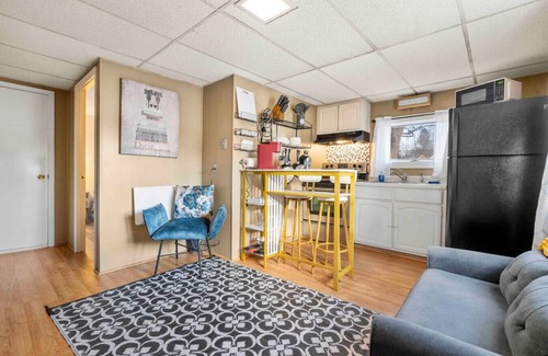 Dover Appartement | Nothing Fancy Older Pet Friendly APT!
