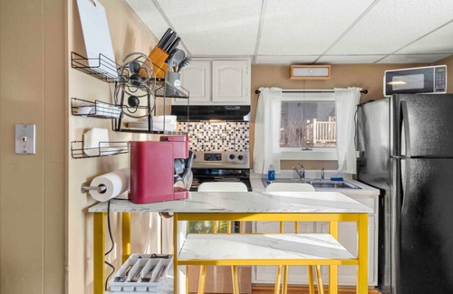 Dover Appartement | Nothing Fancy Older Pet Friendly APT!