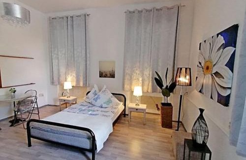 Annaberg-Buchholz Appartement | Nr 1 Gemütliches Zimmer in Zentrum mit Stadtblick WLAN EG für zwei oder Single