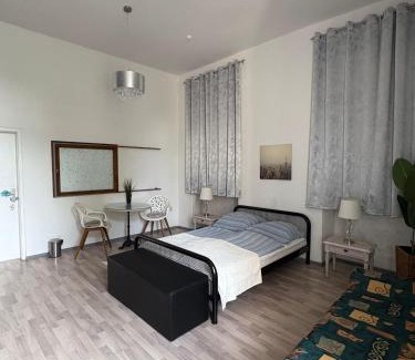 Annaberg-Buchholz Appartement | Nr 1 Gemütliches Zimmer in Zentrum mit Stadtblick WLAN EG für zwei oder Single
