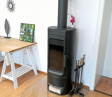 Annaberg-Buchholz Maison | Nr 3 Großzügiges Kamin-Zimmer mit King-Size Bett im Zentrum WLAN TV gute Laune