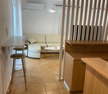 Larissa Appartement | Nr1 White appartment w Luxury BA between Train St. and DT