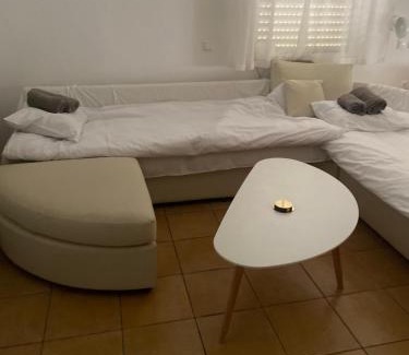 Larissa Appartement | Nr1 White appartment w Luxury BA between Train St. and DT