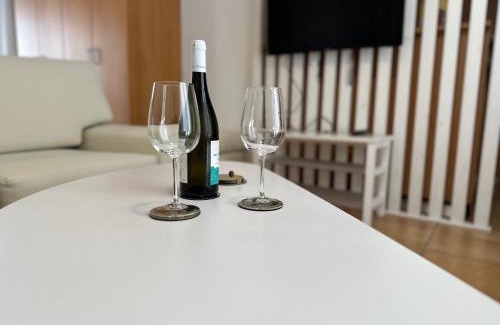 Larissa Appartement | Nr1 White appartment w Luxury BA between Train St. and DT
