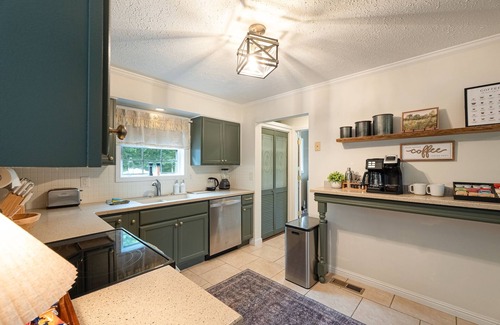 Summerlee Maison | NRG Entertainment Retreat - Swimming Pool - Rock Climbing - Gameroom - Theater