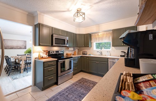Summerlee Maison | NRG Entertainment Retreat - Swimming Pool - Rock Climbing - Gameroom - Theater
