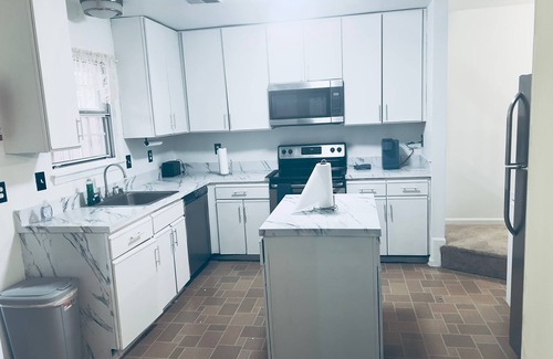 Lanham Maison | nRoyal Place: Three-Story Townhouse with Balcony & Workspace