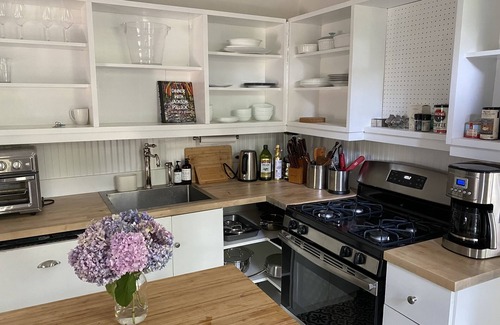 Sag Harbor Maison | Stylish home + Pool House walk to town/jitney/park