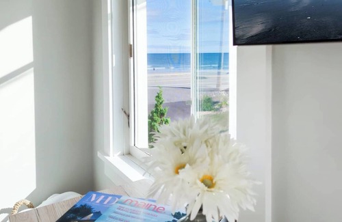 York Beach Maison | Nubble View - " Ocean Stunner" Stunning views in this luxury beach front rental