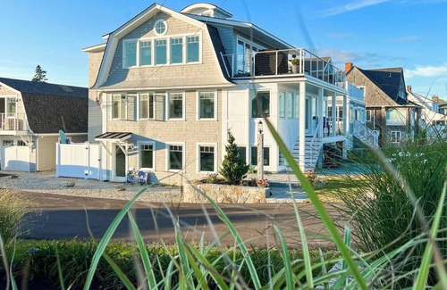 York Beach Maison | Nubble View - " Ocean Stunner" Stunning views in this luxury beach front rental
