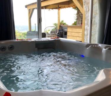 La Roquette-sur-Var Lit Et Petit-Déjeuner | Nuit insolite avec jacuzzi privatif et piscine