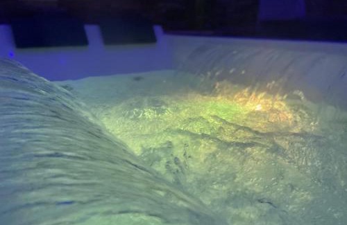 Vierzon Appartement | Nuit Magique en Love Room avec Jacuzzi Privé
