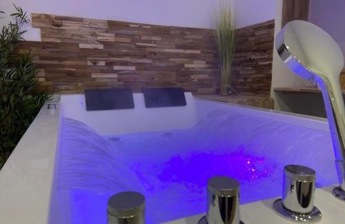 Vierzon Appartement | Nuit Magique en Love Room avec Jacuzzi Privé