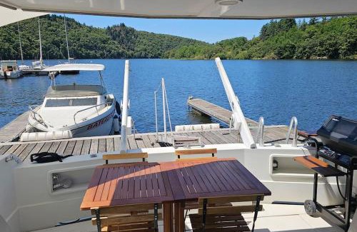 Vals d'Aix et Isable Location De Bateaux | Nuits insolites sur un bateau 12m en pleine nature