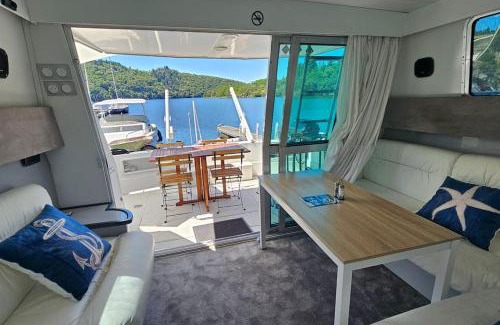 Vals d'Aix et Isable Location De Bateaux | Nuits insolites sur un bateau 12m en pleine nature