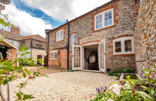 Holt Maison | Number 27 by Big Skies Cottages
