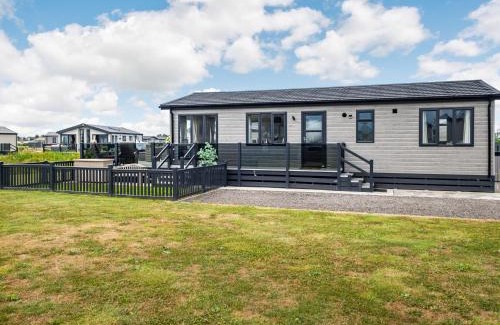 Brean Maison | Number 8 Lakes View