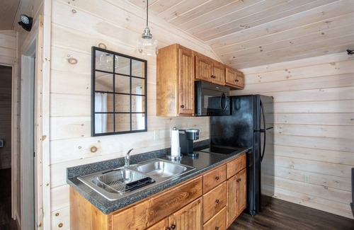 North Sebago Cabine | Nuthatch Limit 4 2 Bedroom Cabin