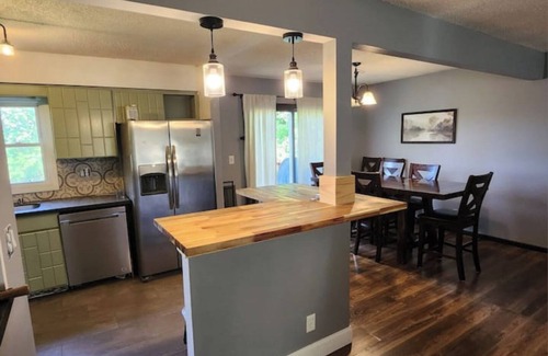 North Central Omaha Maison | NW Omaha home, fit for families