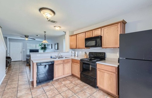 Heritage Maison | NW SA Lackland AFB/Sea World minutes away