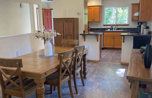 West Salem Maison | NW Salem 3 bedroom 2 bath house AC, takes pets, private lovely fenced backyard.