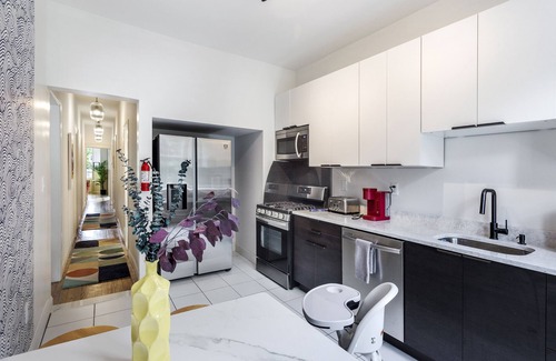 McGinley Square Appartement | The Blue Luxury & Close to Path to NYC ; Parking Avail