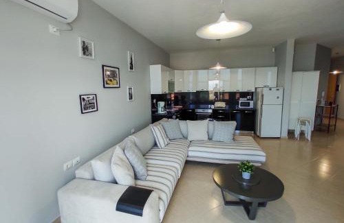 Tragjas Appartement | NYC Modern & Spacious Apartament 5 min from seaside