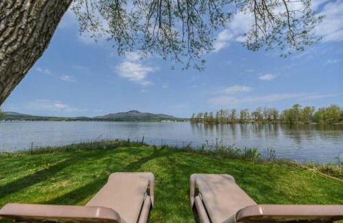 Magog Appartement | O'Berge du Village C304 - Bord de l'eau