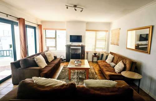 Langebaan Maison | O Kapetanios a Lovely Greek styled 4-bedroom house with WiFi in Langebaan