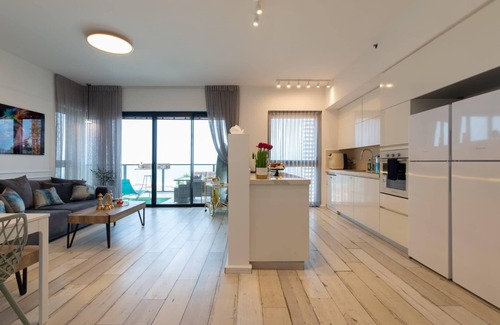 Bat Yam Appartement | O&O Group - 3 BR SeaFront APT/Prestigious Tower