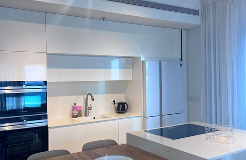 Bat Yam Appartement | O&O Group- Stylish 3BR Family Retreat
