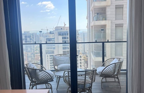 Bat Yam Appartement | O&O Group- Stylish 3BR Family Retreat